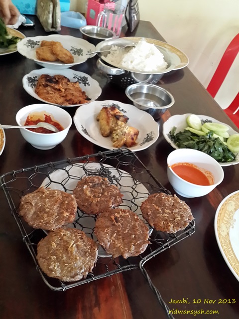 dendeng disajikan dalam jepitan pemanggang